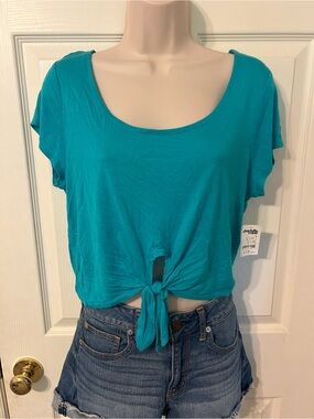 NWT - Women’s Juniors Charlotte Russe Teal Front-Tie Scoop Neck Crop Top, Large